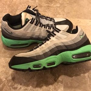 Nike Airmax, 6.5 Boys = 8 women's, classics!